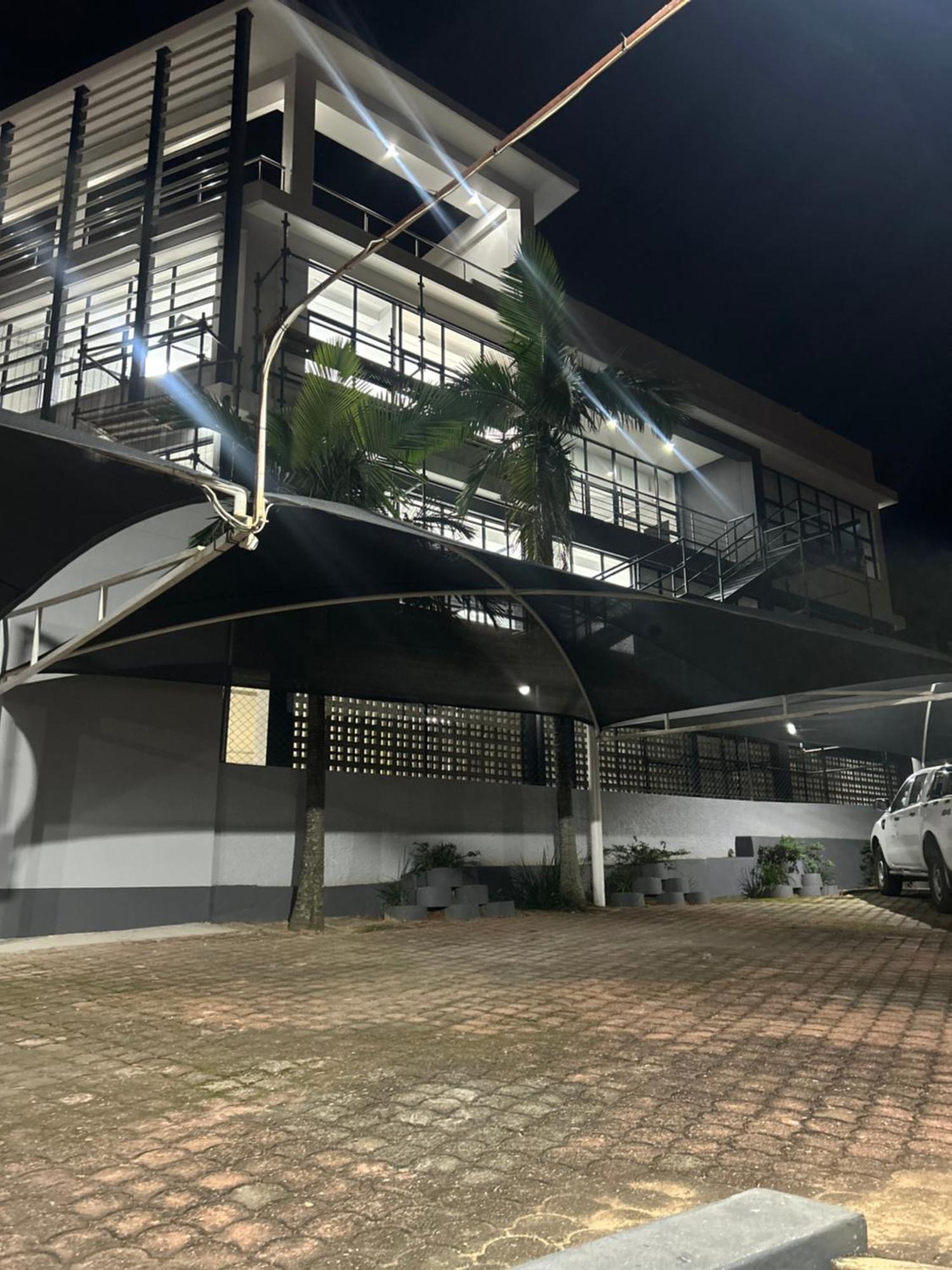 منزيني Skyfly Bed & Breakfast المظهر الخارجي الصورة